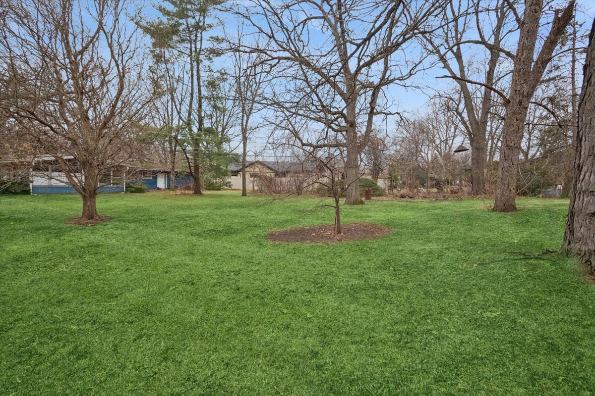 207 Town Acres Lane, Roselle, IL 60172