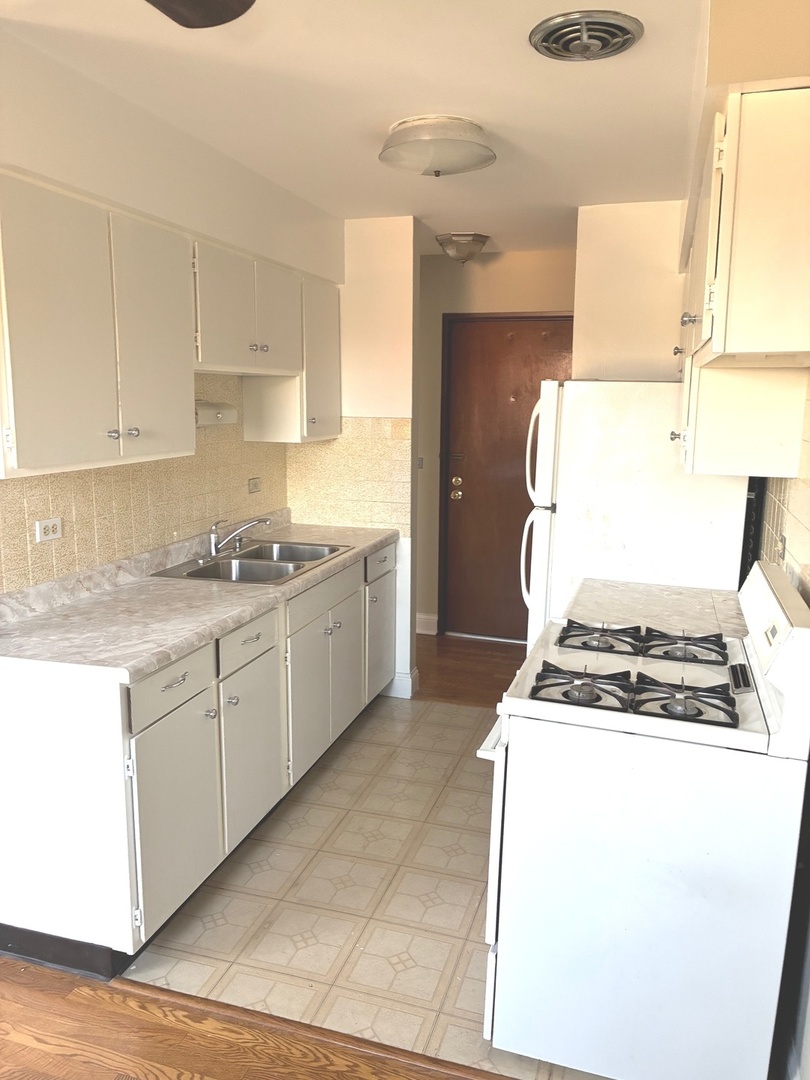 6300 W Irving Park Road #405, Chicago, IL 60634