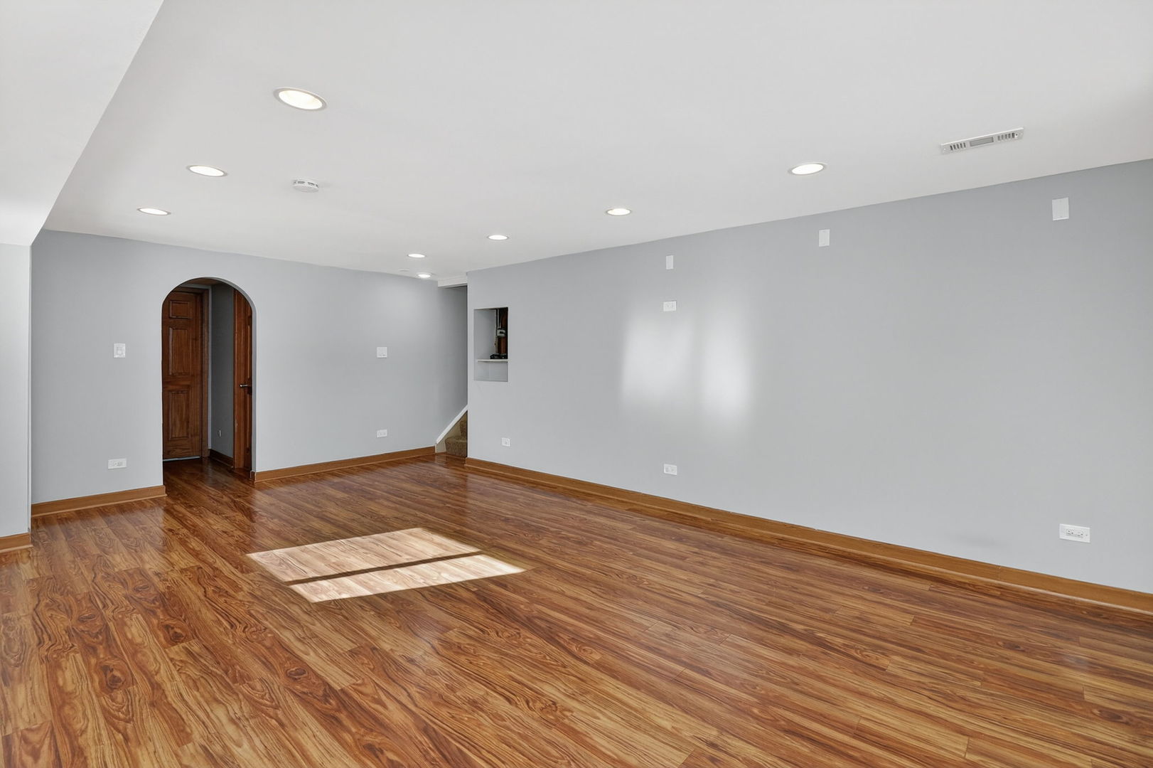 992 Navajo Street, Carol Stream, IL 60188