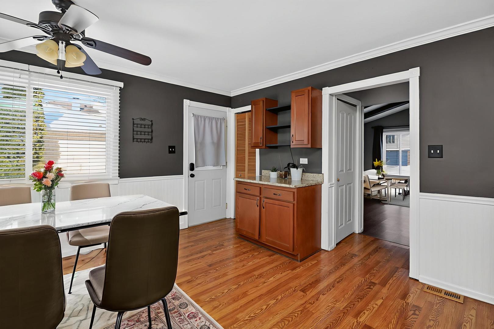 992 Navajo Street, Carol Stream, IL 60188