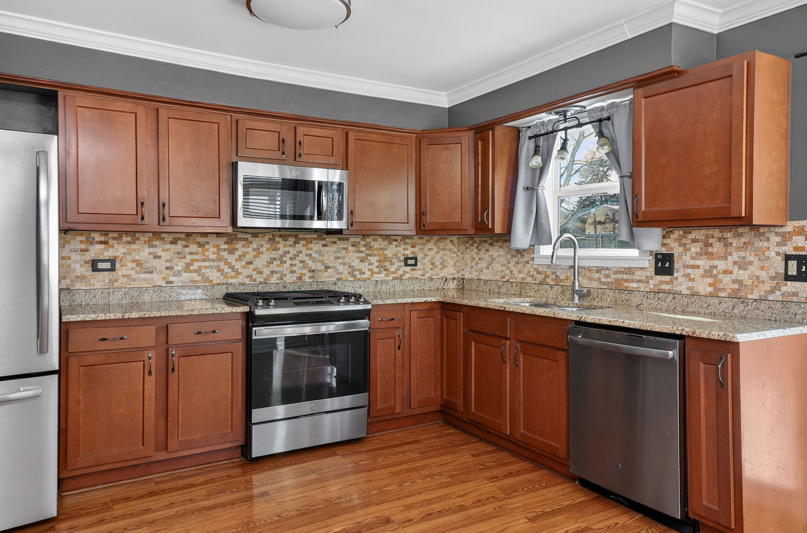 992 Navajo Street, Carol Stream, IL 60188