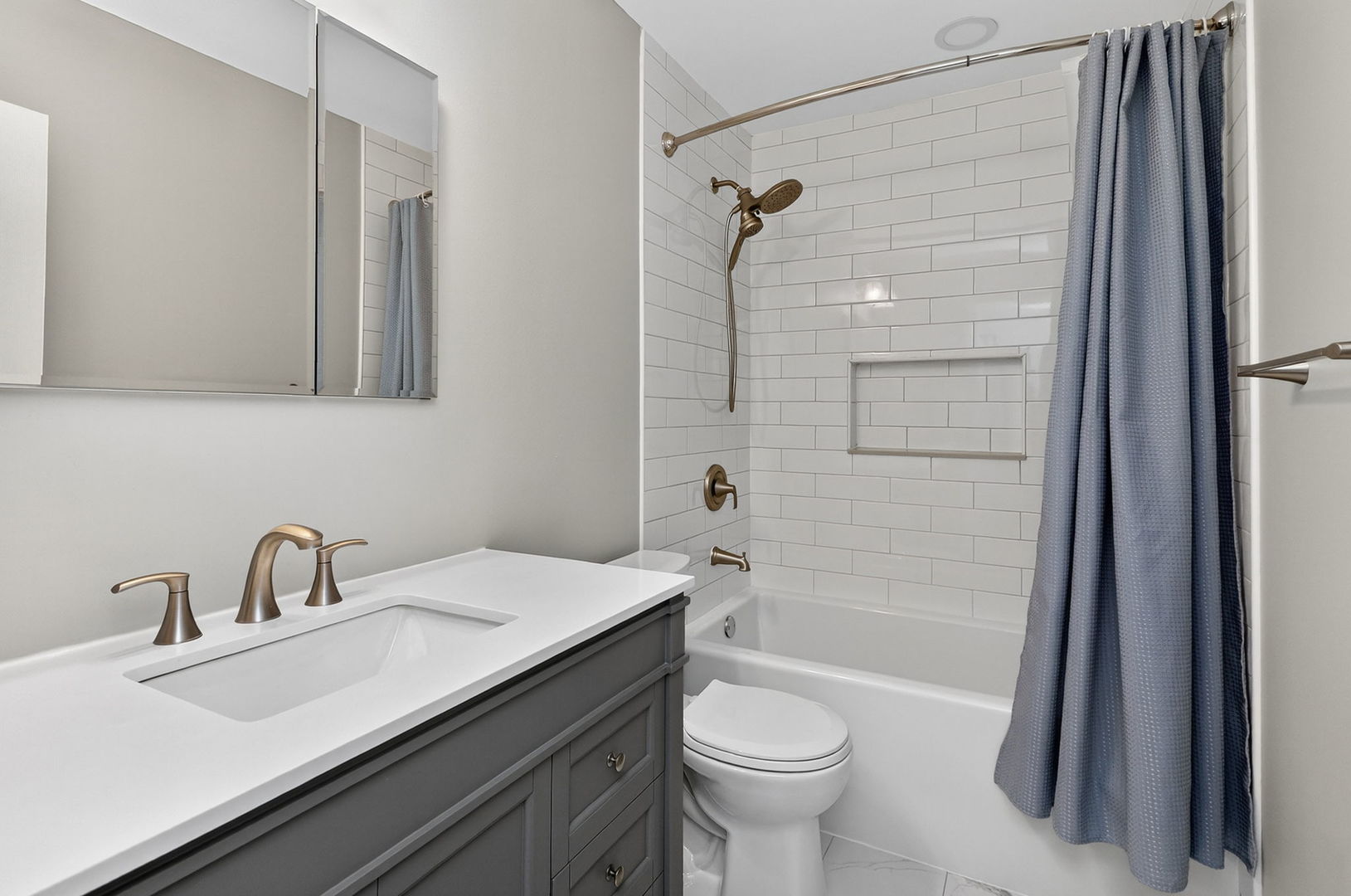 992 Navajo Street, Carol Stream, IL 60188