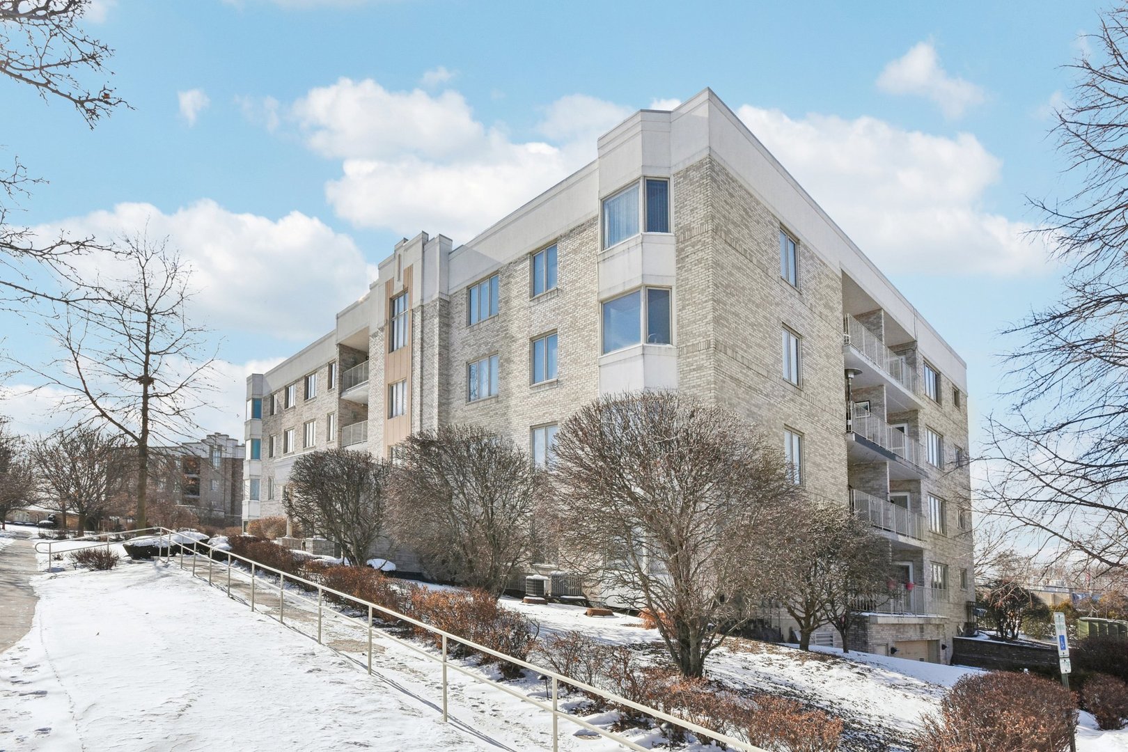 10720 S Washington Street #406, Oak Lawn, IL 60453