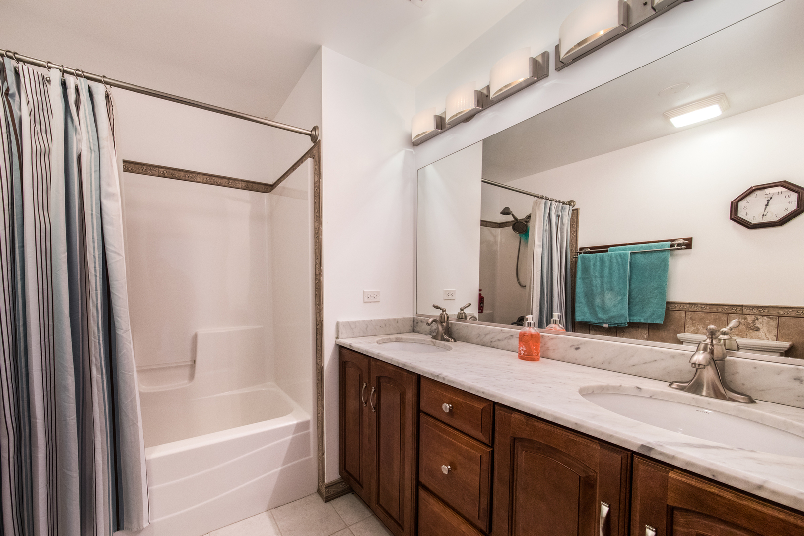 8300 N Harlem Avenue, Niles, IL 60714