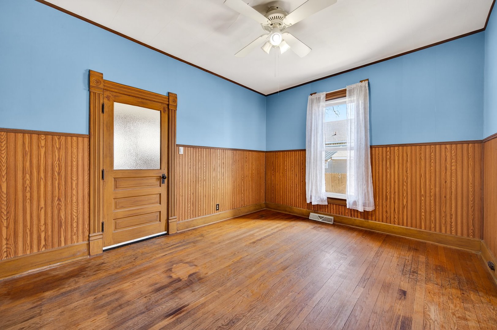 906 Peoria Street, Lincoln, IL 62656