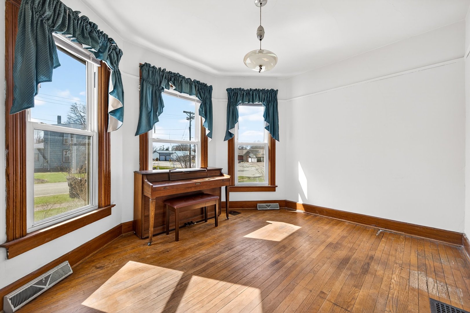 906 Peoria Street, Lincoln, IL 62656