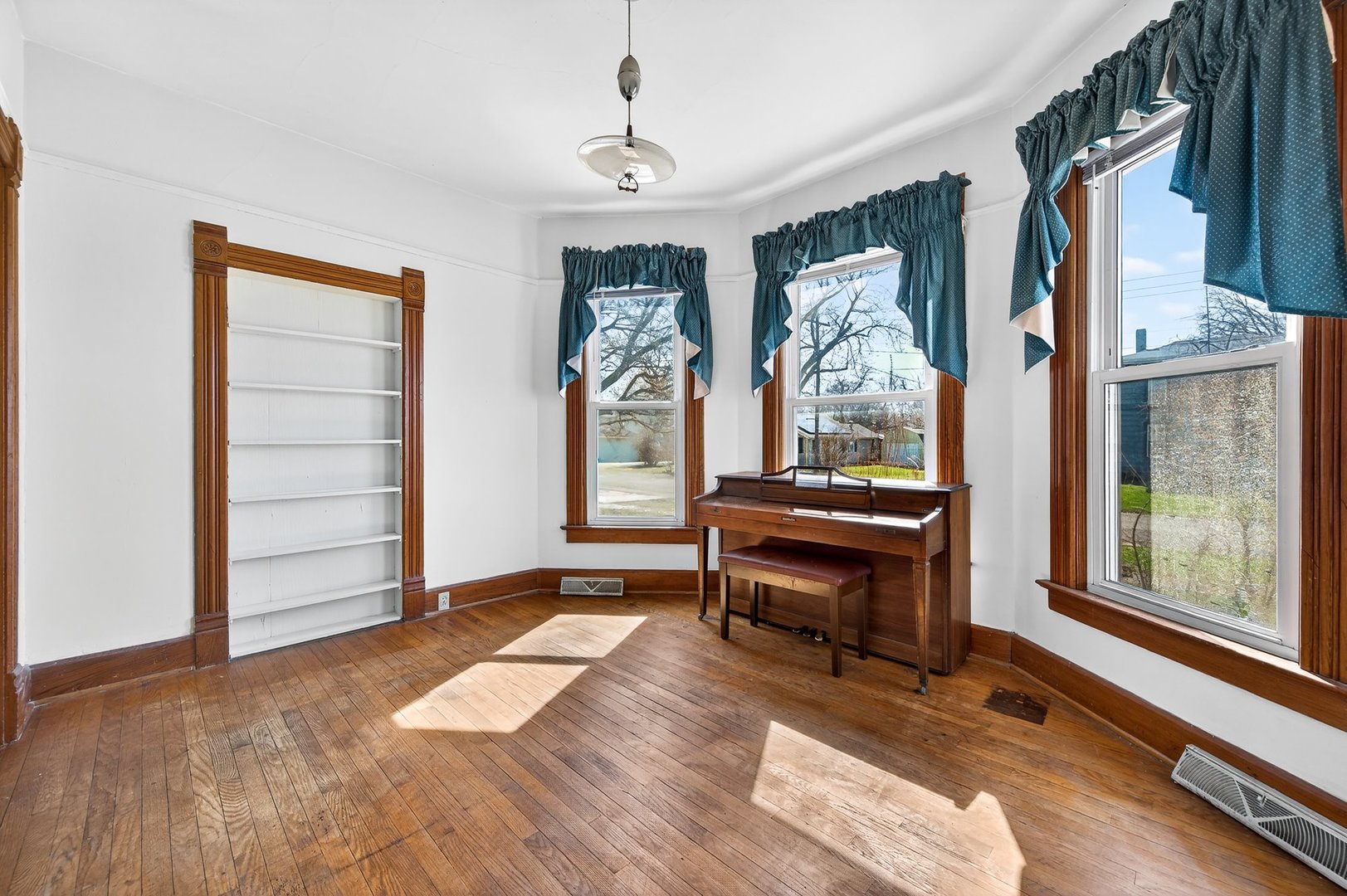 906 Peoria Street, Lincoln, IL 62656