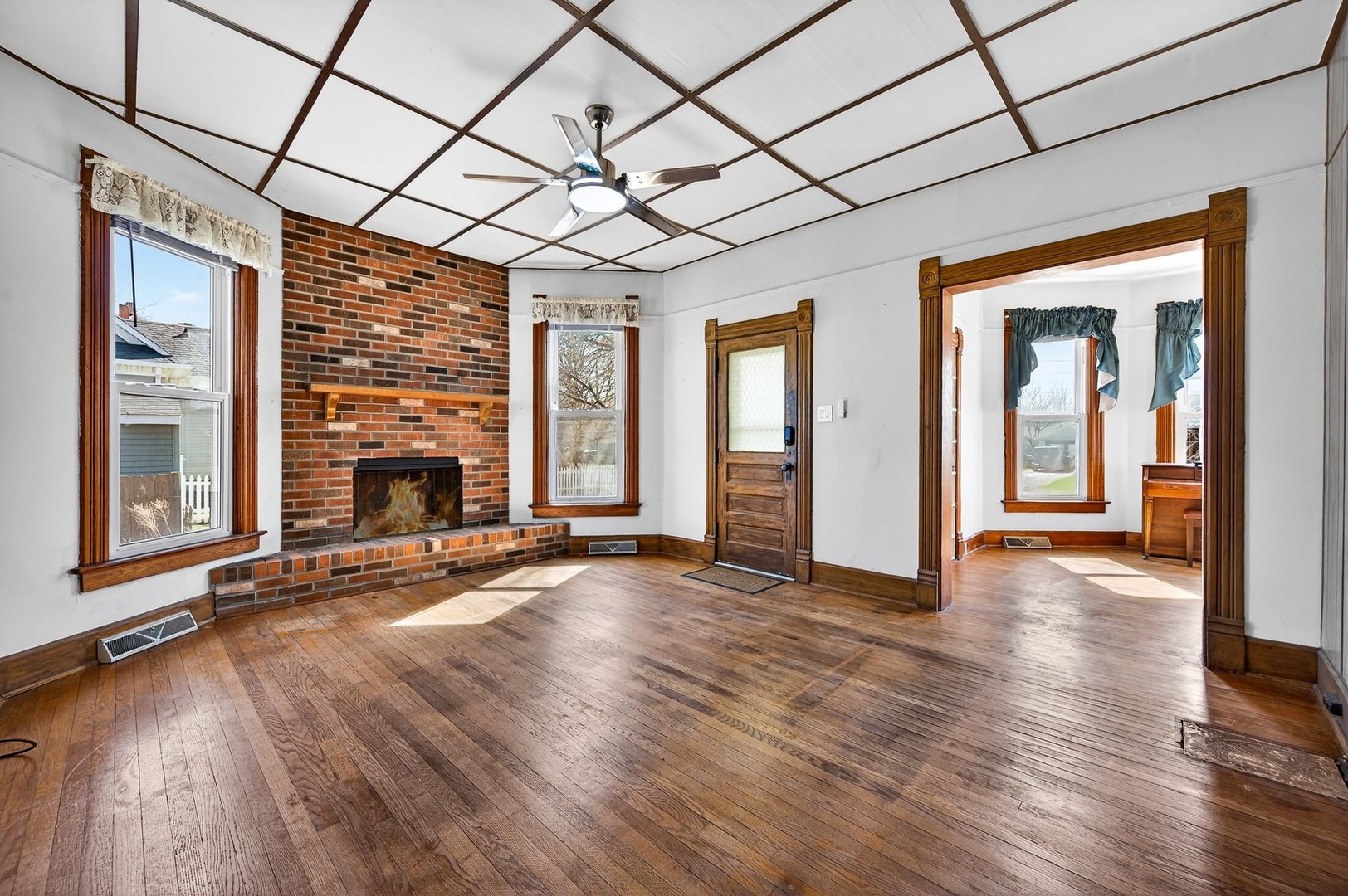 906 Peoria Street, Lincoln, IL 62656