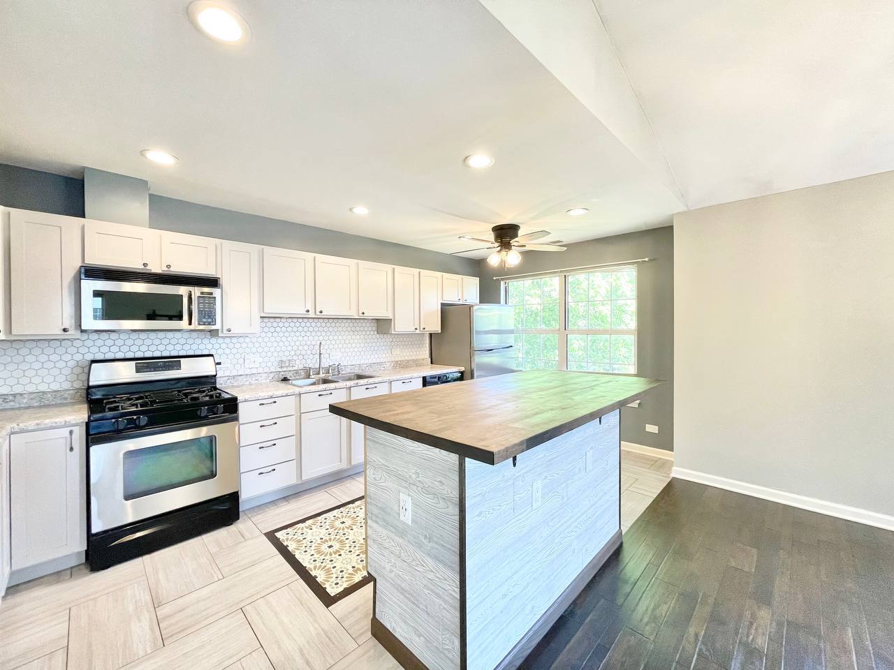 433 Gloria Lane #433, Oswego, IL 60543