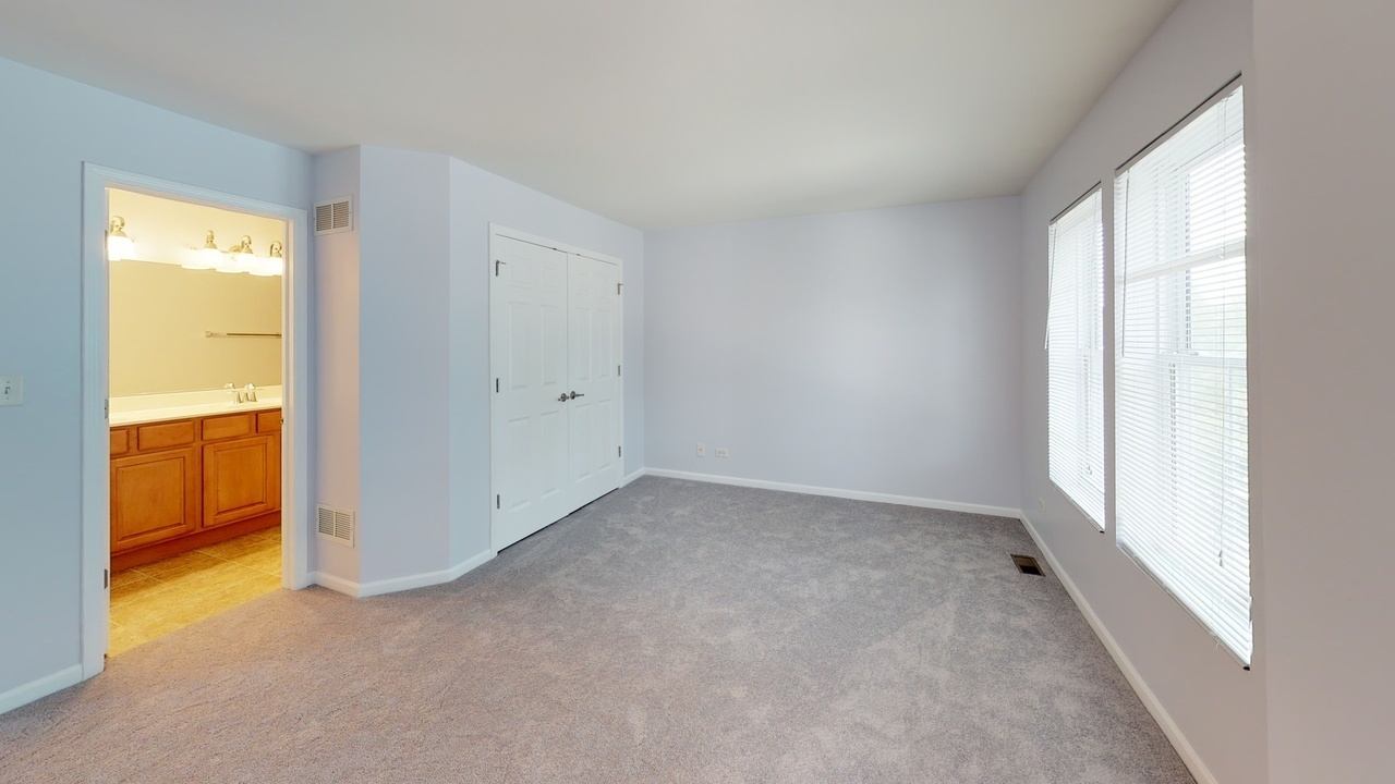 2102 S Crambourne Way, Arlington Heights, IL 60005