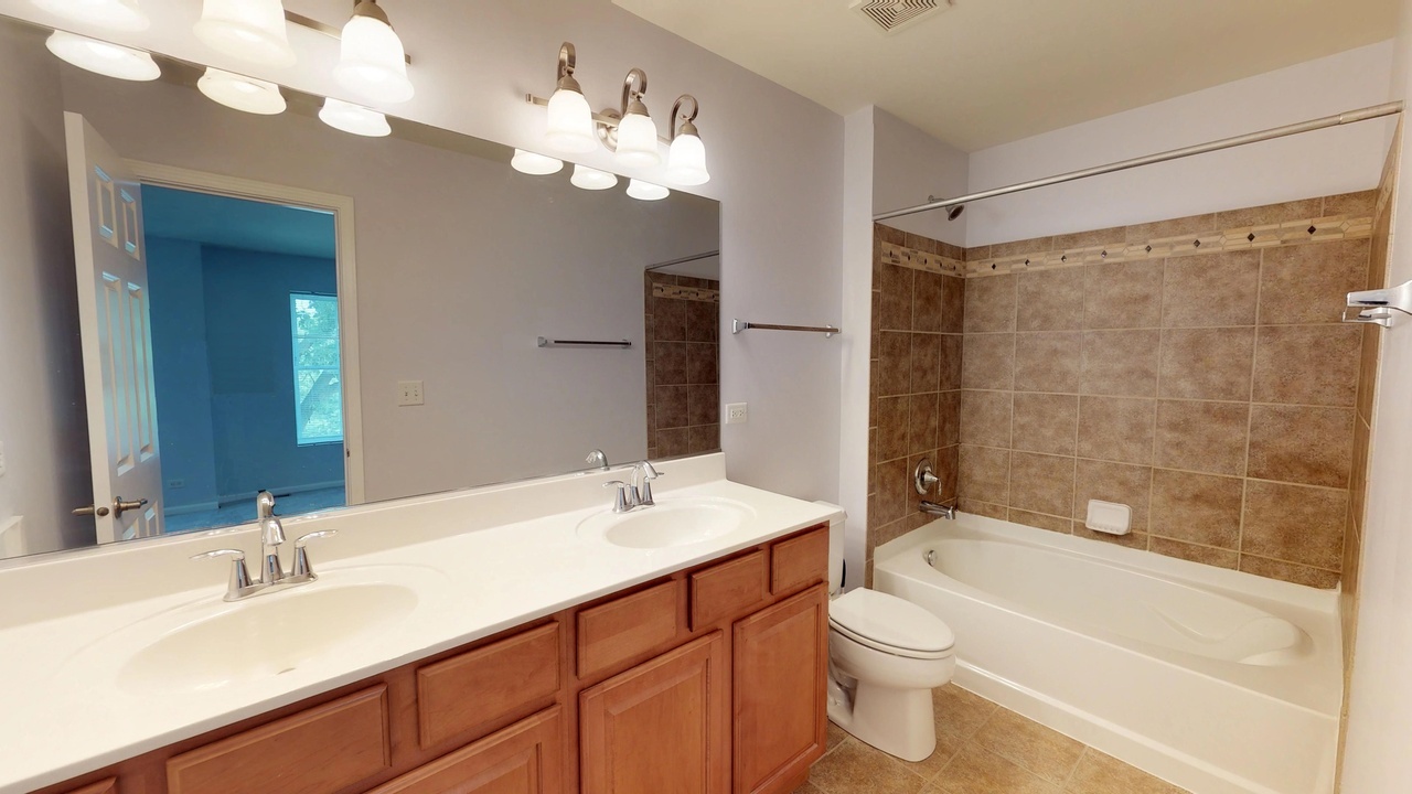 2102 S Crambourne Way, Arlington Heights, IL 60005