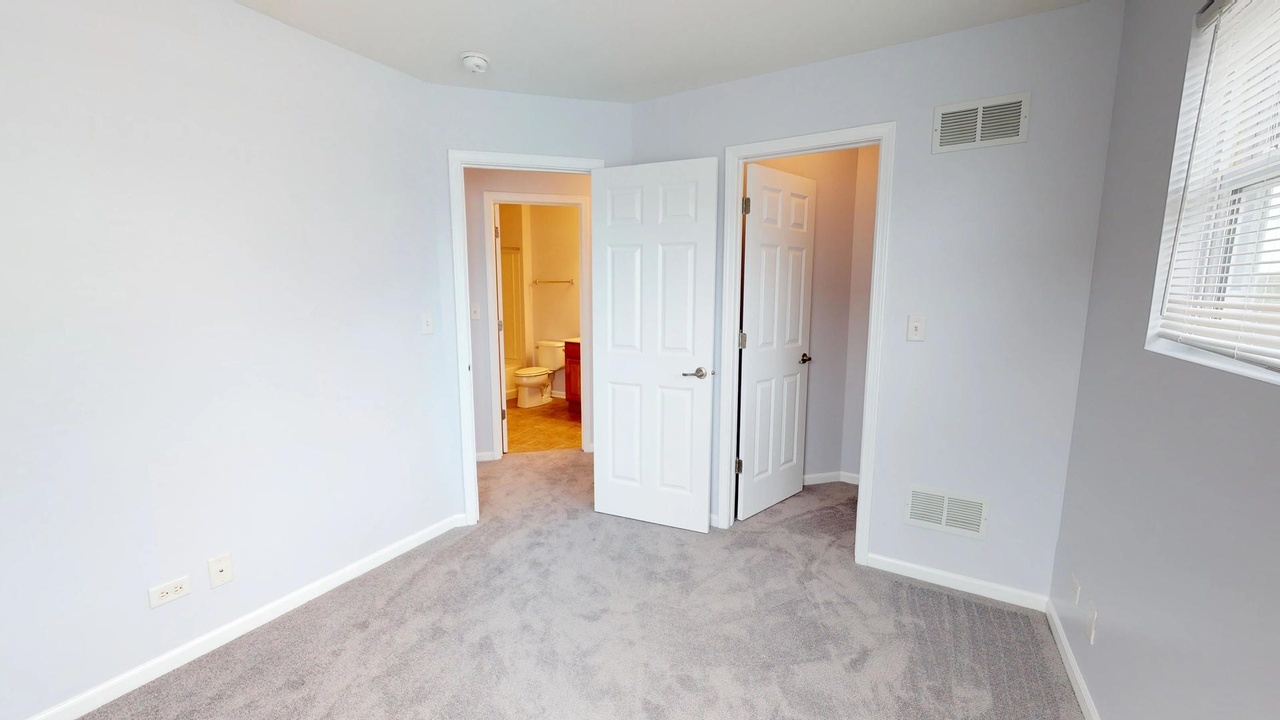 2102 S Crambourne Way, Arlington Heights, IL 60005