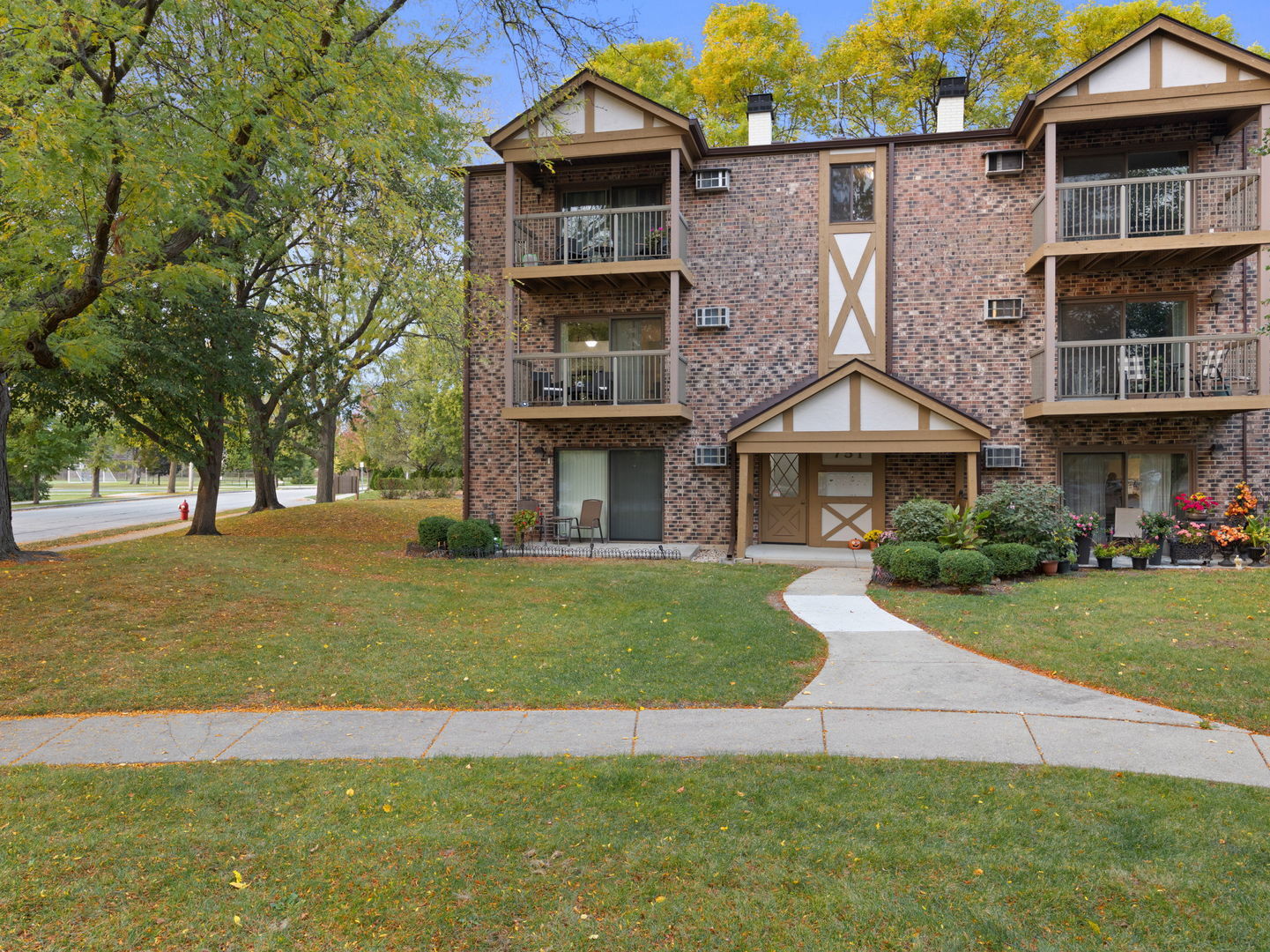 751 S DWYER Avenue #F, Arlington Heights, IL 60005
