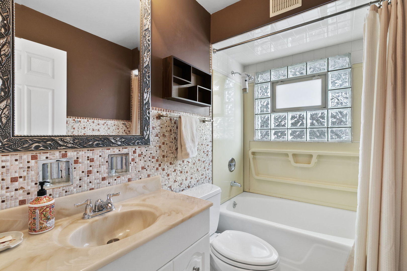 9212 S Komensky Avenue, Oak Lawn, IL 60453