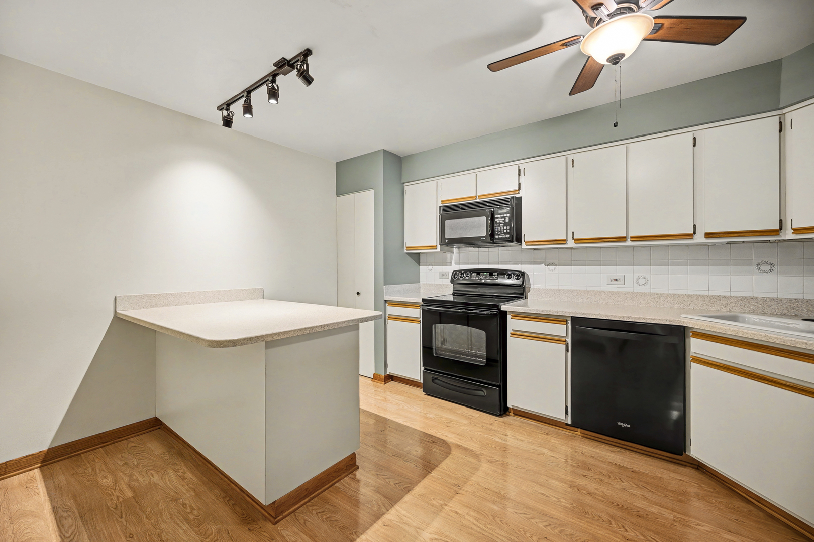 40 S Main Street #4A, Glen Ellyn, IL 60137