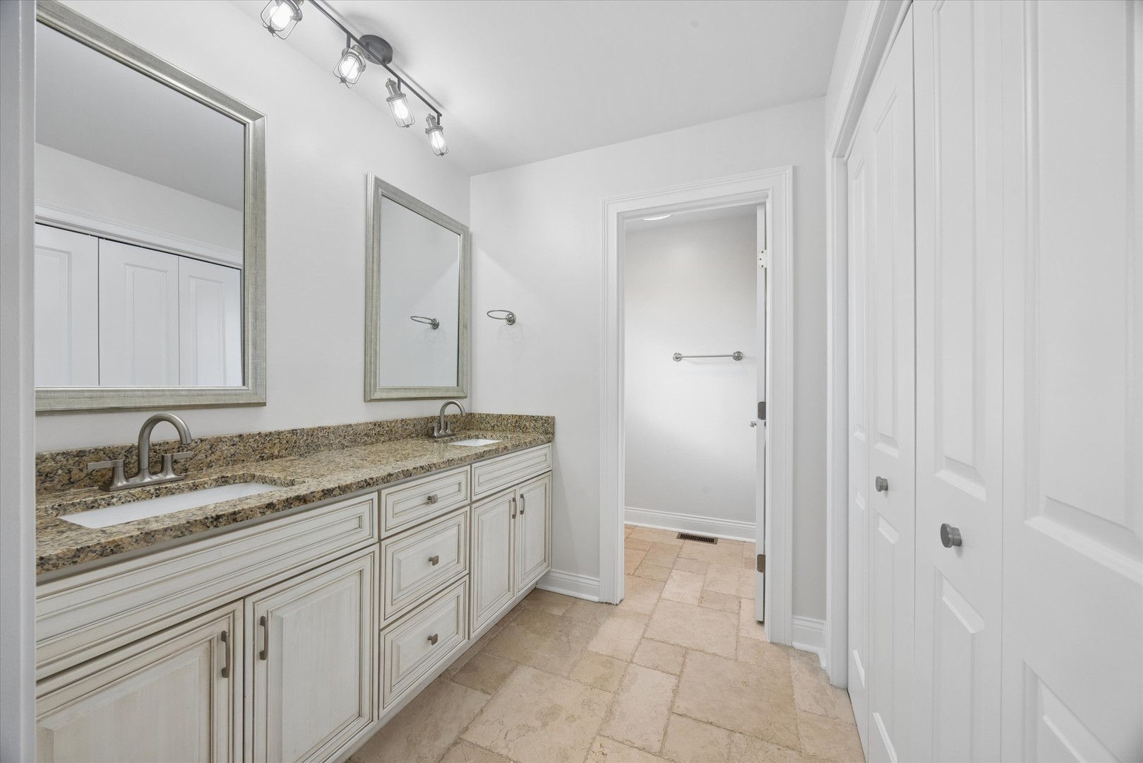 8708 Coventry Drive, Woodridge, IL 60517