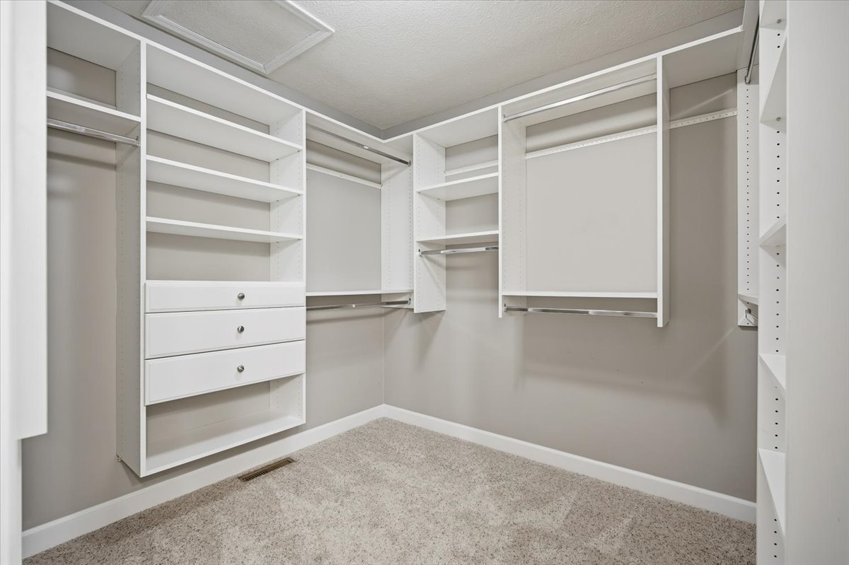 11 Spruce Court, Bloomington, IL 61704