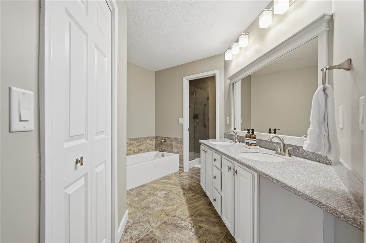 11 Spruce Court, Bloomington, IL 61704