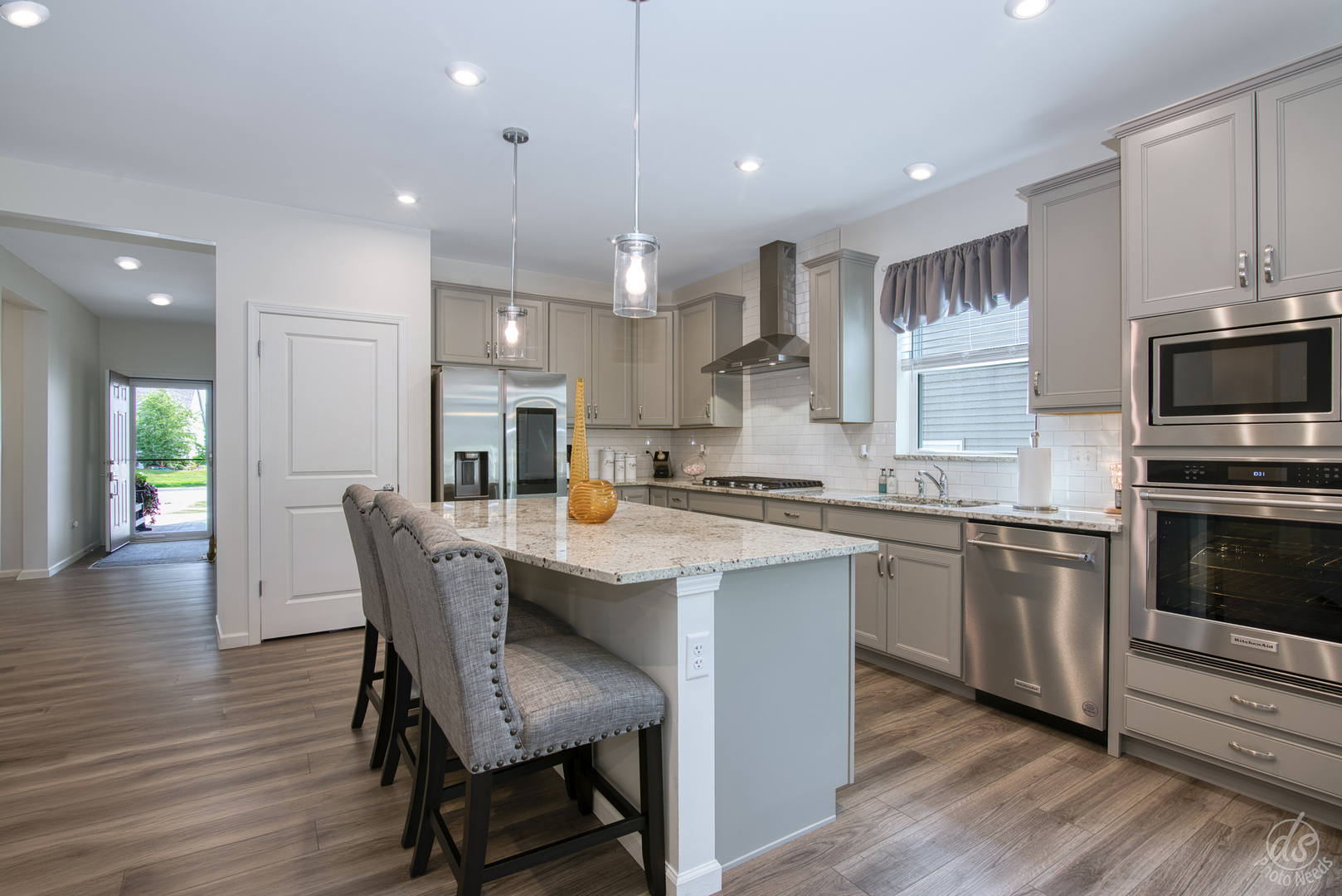 824 Spring Drive, Lindenhurst, IL 60046