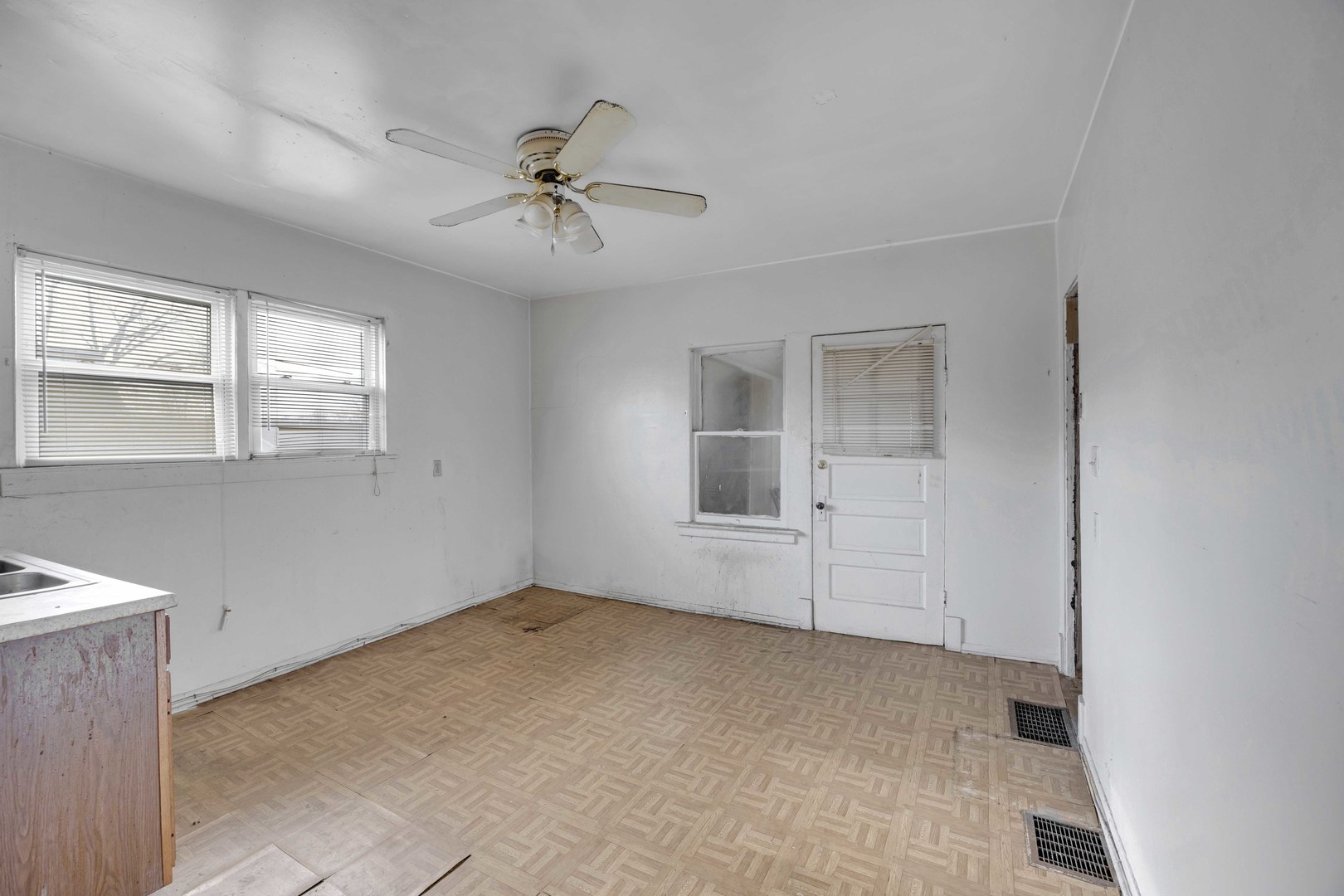 9352 S Woodlawn Avenue, Chicago, IL 60619