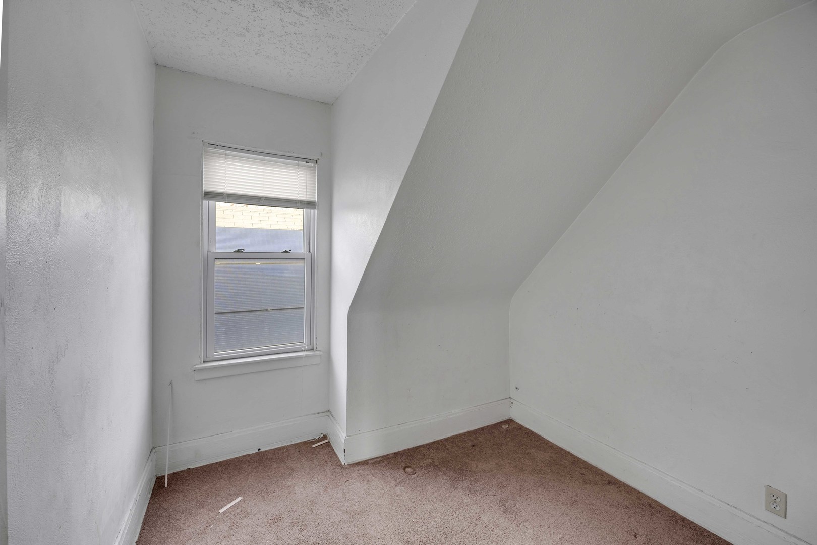 9352 S Woodlawn Avenue, Chicago, IL 60619