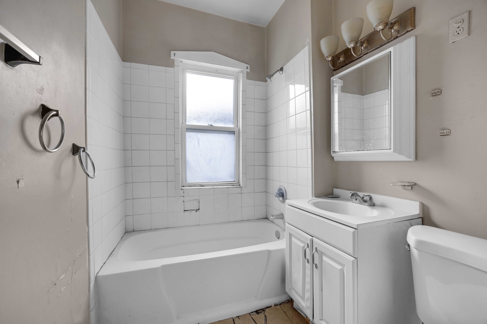 9352 S Woodlawn Avenue, Chicago, IL 60619