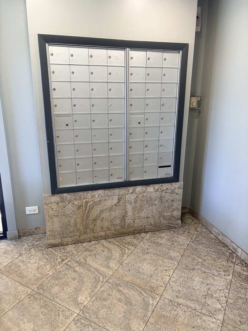 500 W Huntington Commons Road #255, Mount Prospect, IL 60056