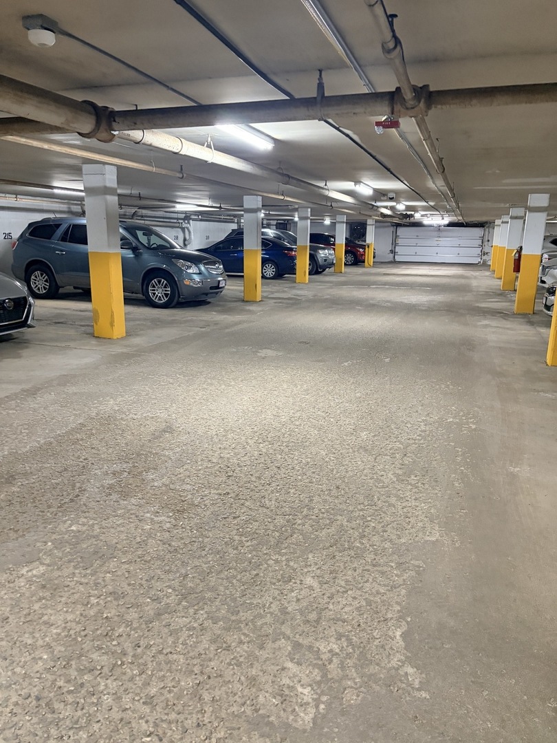 500 W Huntington Commons Road #255, Mount Prospect, IL 60056