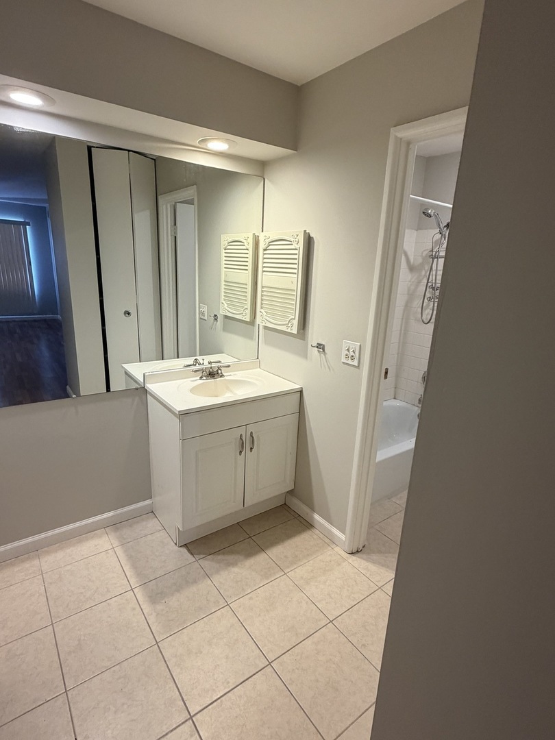 500 W Huntington Commons Road #255, Mount Prospect, IL 60056