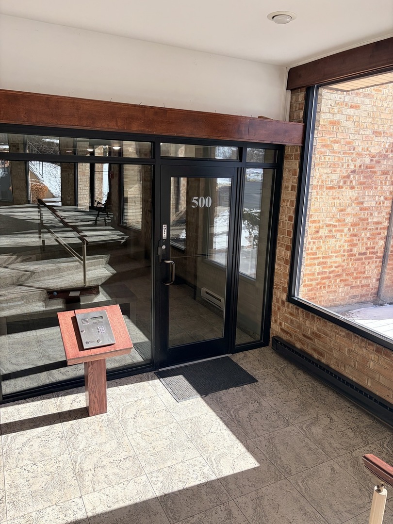 500 W Huntington Commons Road #255, Mount Prospect, IL 60056