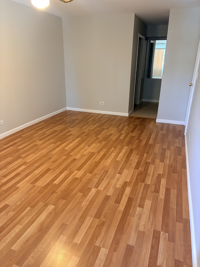 500 W Huntington Commons Road #255, Mount Prospect, IL 60056