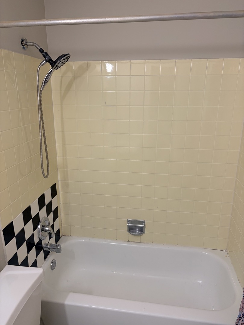 500 W Huntington Commons Road #255, Mount Prospect, IL 60056