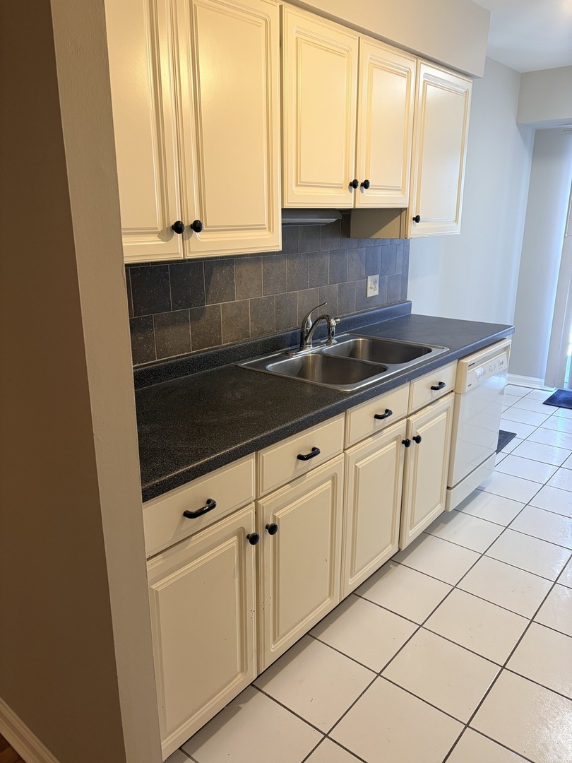 500 W Huntington Commons Road #255, Mount Prospect, IL 60056