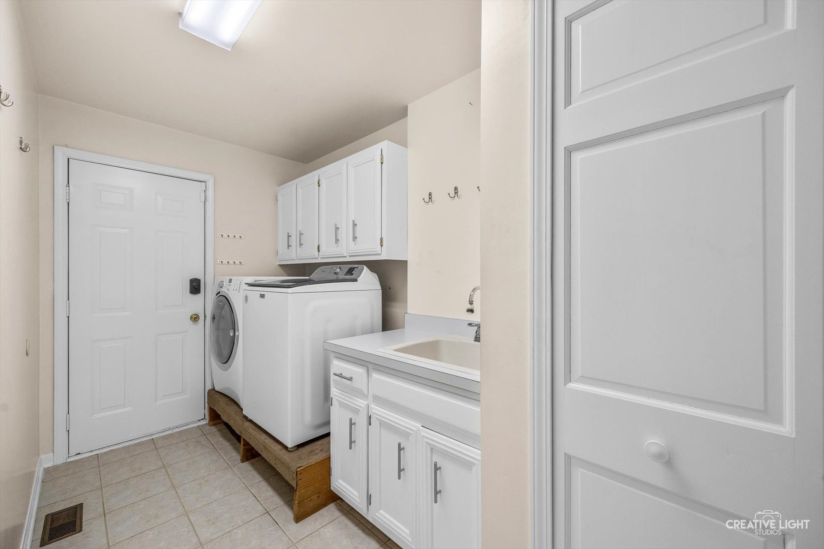 1600 HARRIS Drive, Aurora, IL 60502