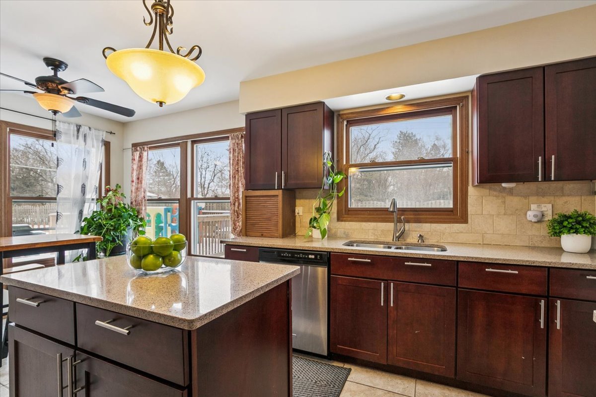 275 N Fiore Parkway, Vernon Hills, IL 60061