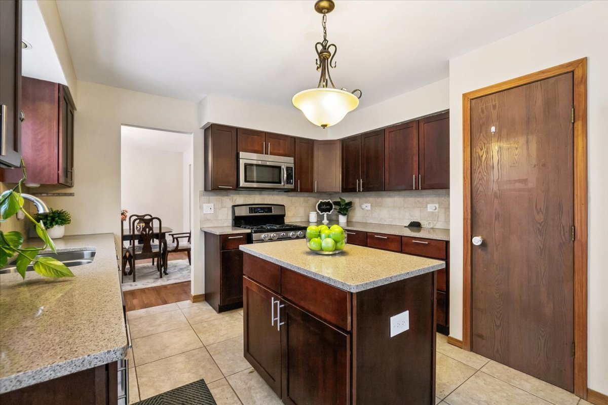 275 N Fiore Parkway, Vernon Hills, IL 60061