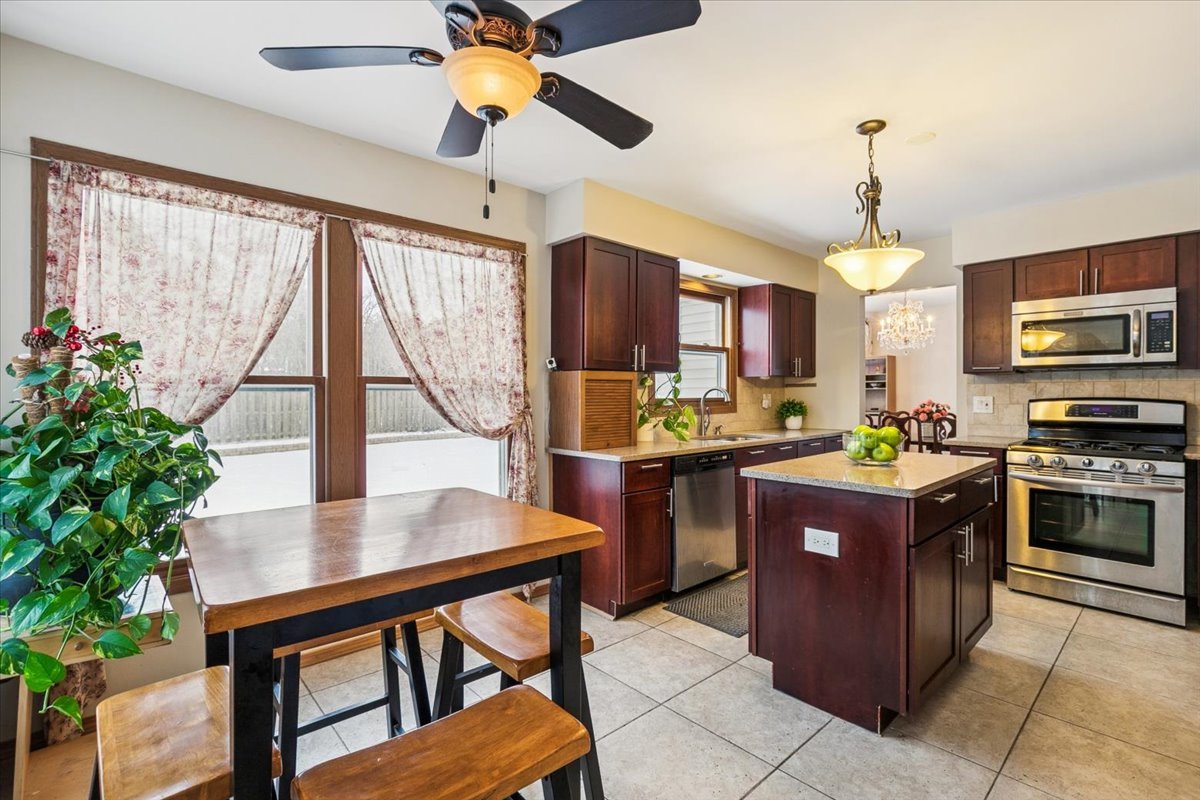 275 N Fiore Parkway, Vernon Hills, IL 60061