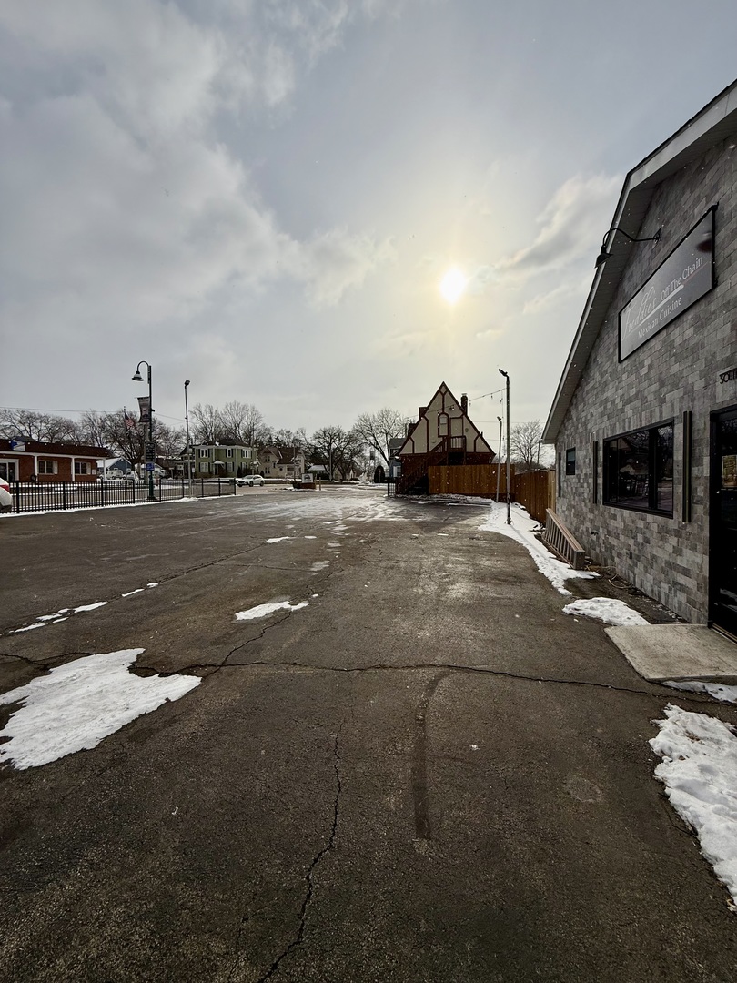 11 S Madison Street, Oswego, IL 60543