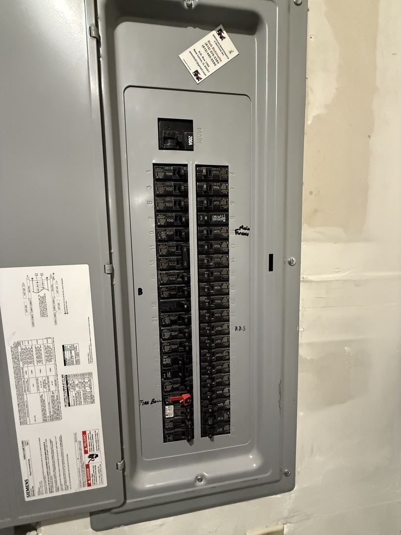 11 S Madison Street, Oswego, IL 60543