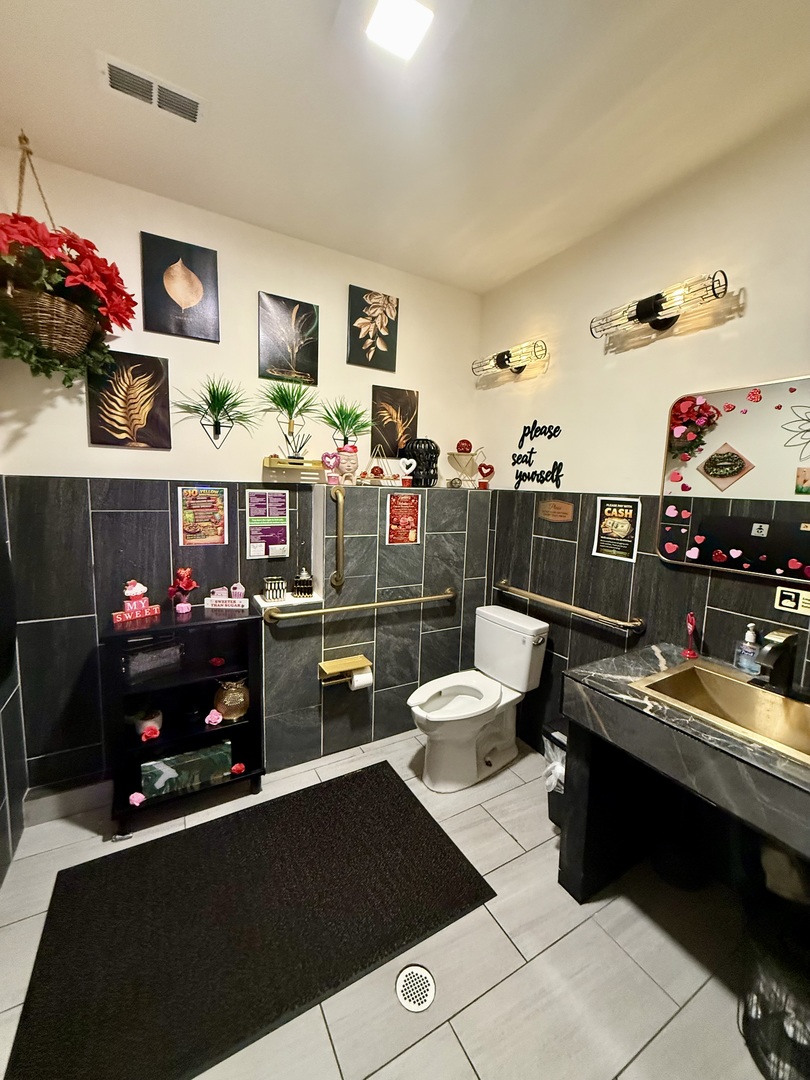 11 S Madison Street, Oswego, IL 60543