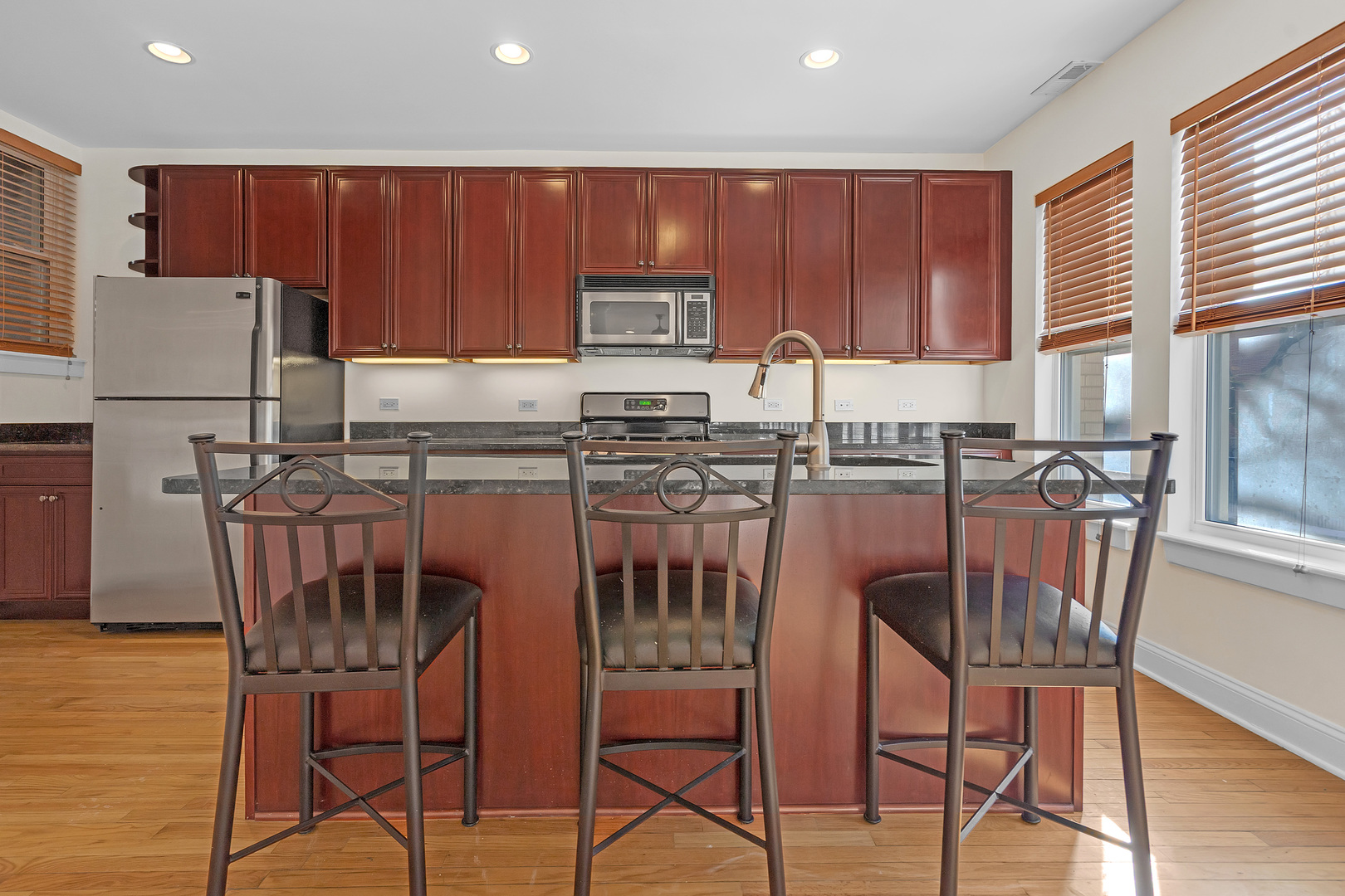 6811 N Lakewood Avenue #1W, Chicago, IL 60626