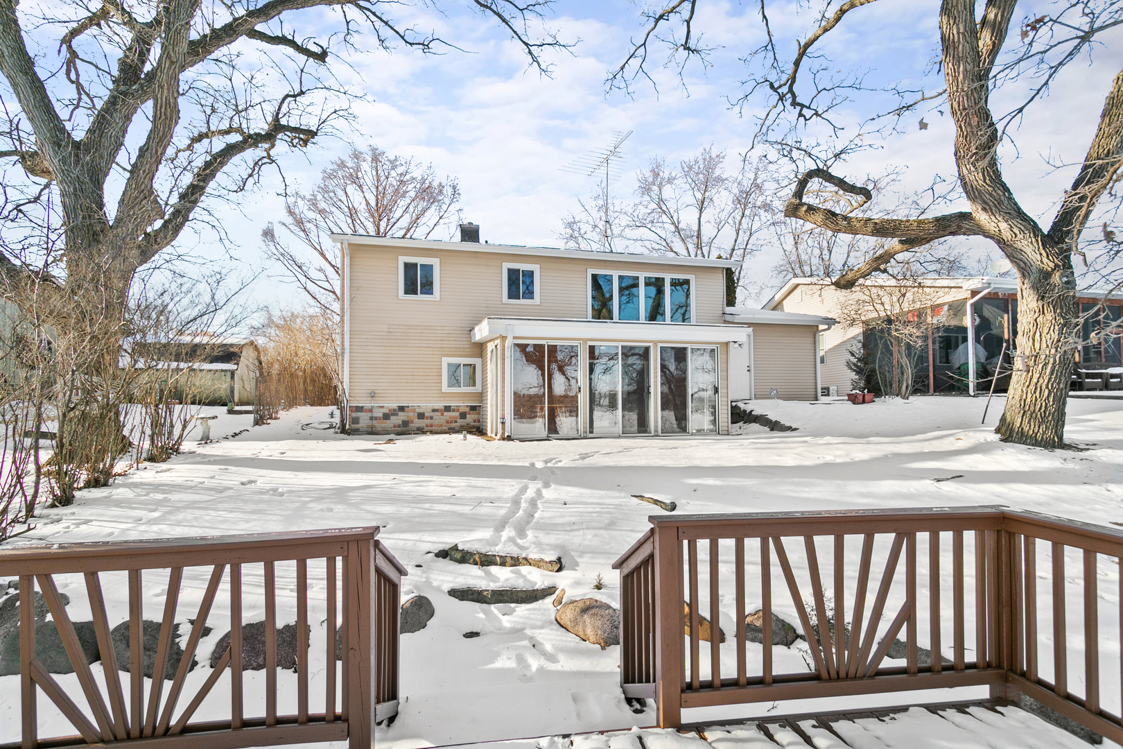 3312 W Lake Shore Drive, Wonder Lake, IL 60097