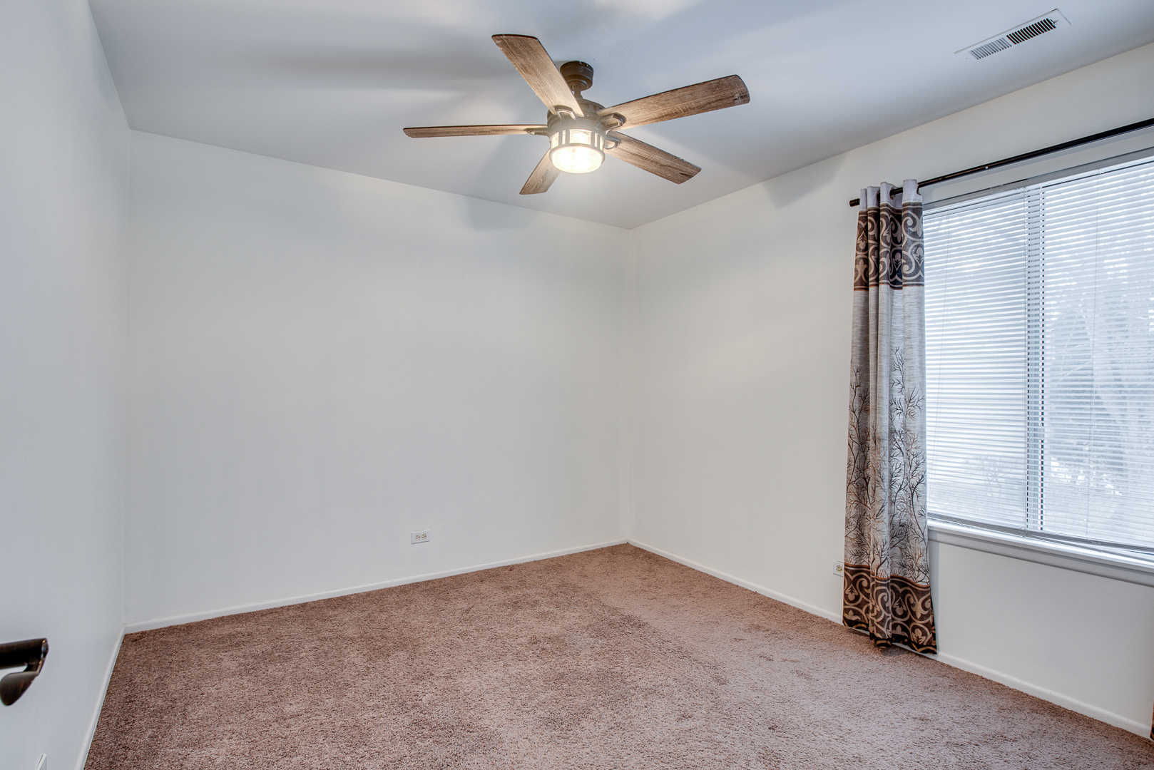 340 Springlake Lane #D, Aurora, IL 60504