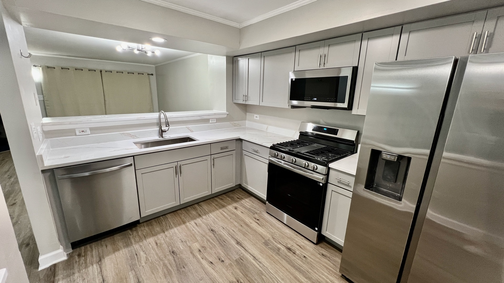 1926 GROVE Avenue, Schaumburg, IL 60193