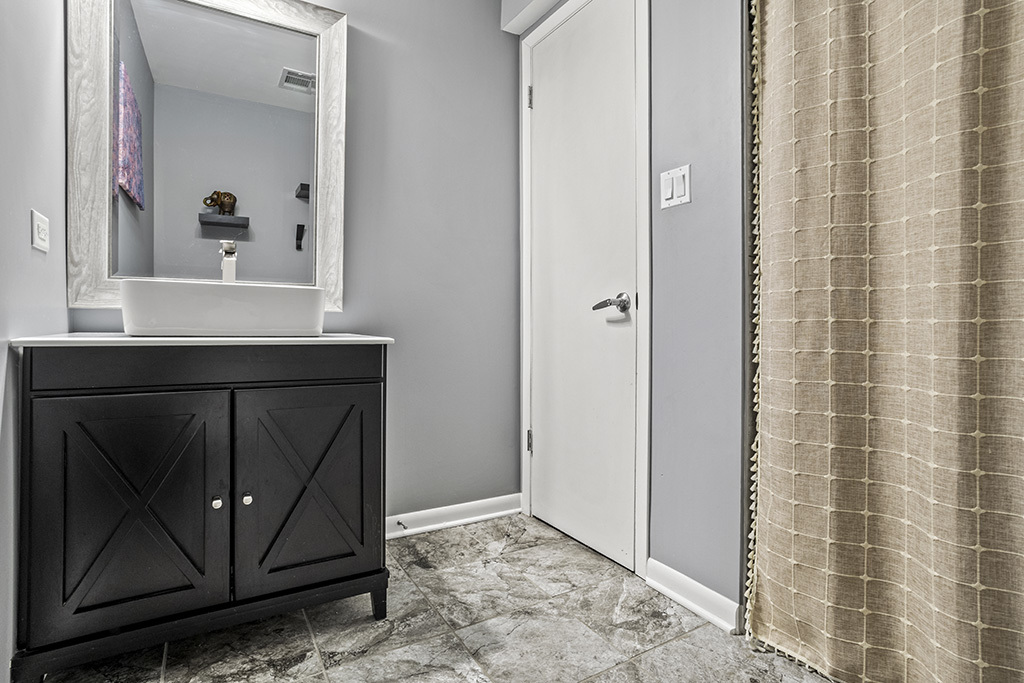 1222 Hillview Drive, Lemont, IL 60439