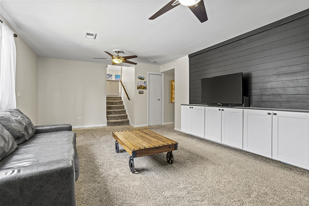 1222 Hillview Drive, Lemont, IL 60439