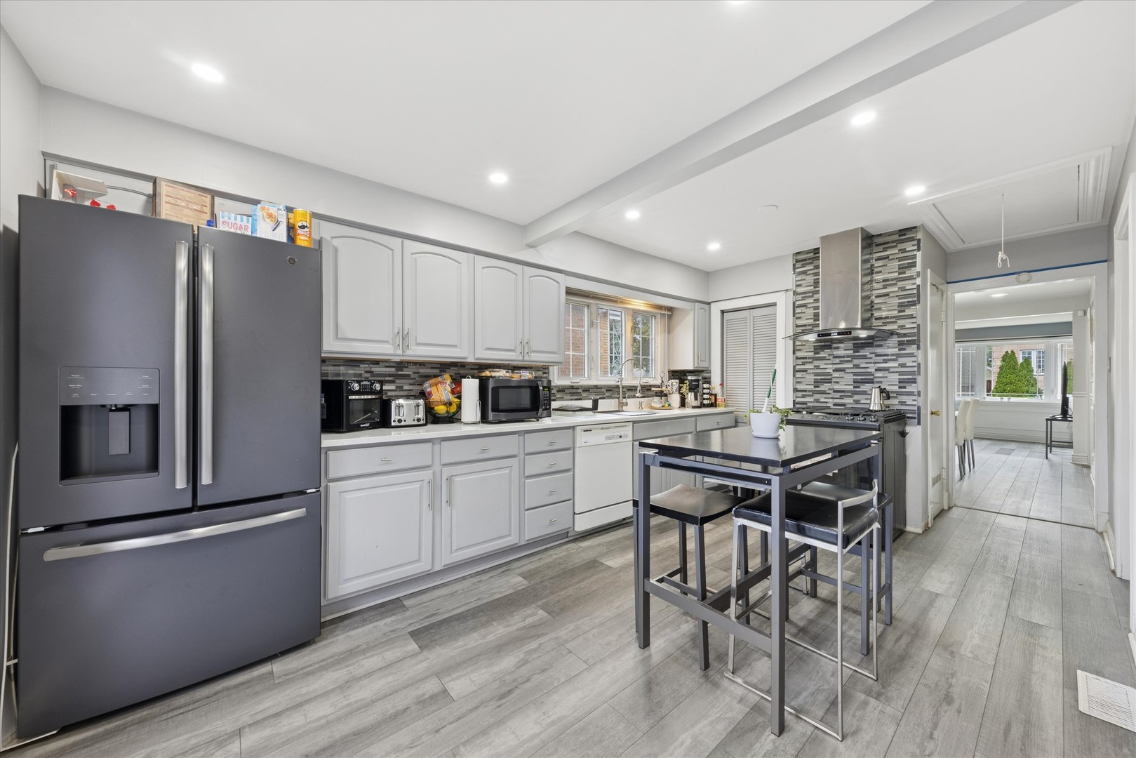 7211 W 58th Place, Summit, IL 60501