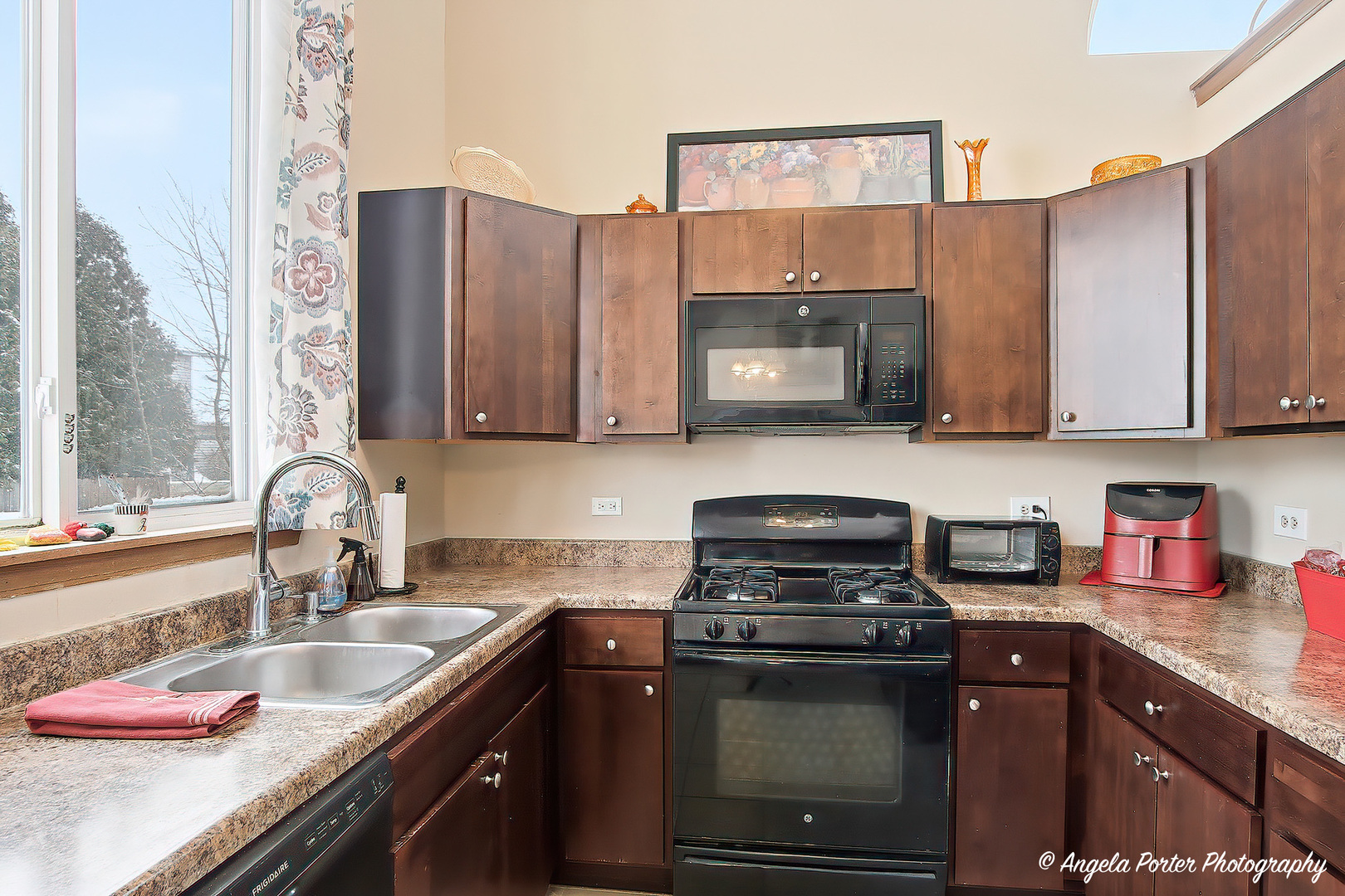 2493 N Orchard Lane, Round Lake Beach, IL 60073