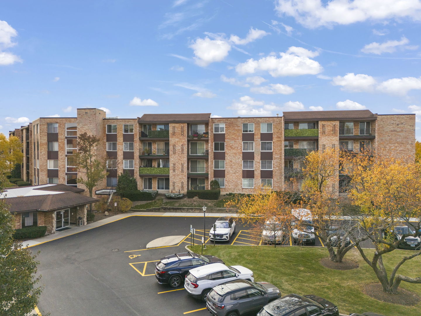 1101 S Hunt Club Drive #414, Mount Prospect, IL 60056