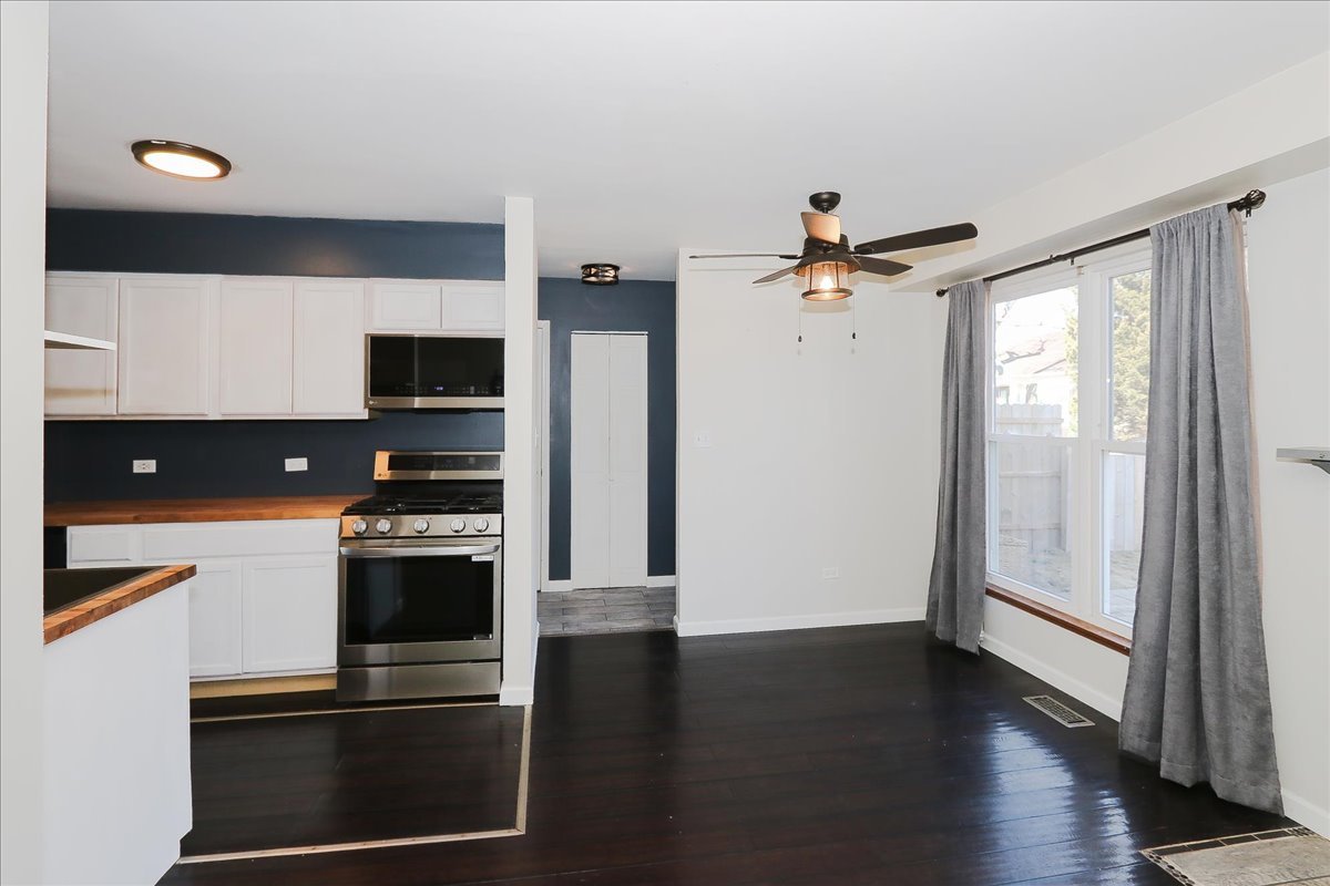 296 W Cherrywood Drive, Palatine, IL 60067